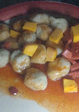 Una foto de Bolitas de Harina (Domplines) en salsa de Salami