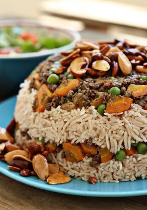 صورة لوصفة رز باللحمة والجزر والبازلاء
