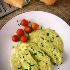 Una foto de Pollo en salsa de brócoli a la pimienta y parmesano
