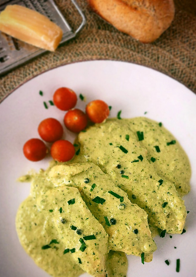 Una foto de Pollo en salsa de brócoli a la pimienta y parmesano
