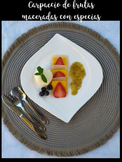 Una foto de Carpaccio de frutas maceradas con especias
