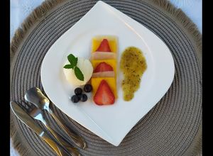 Una foto de Carpaccio de frutas maceradas con especias