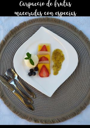 Una foto de Carpaccio de frutas maceradas con especias