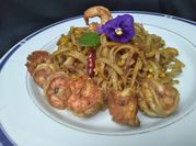 Una foto de fideos de arroz con camarones