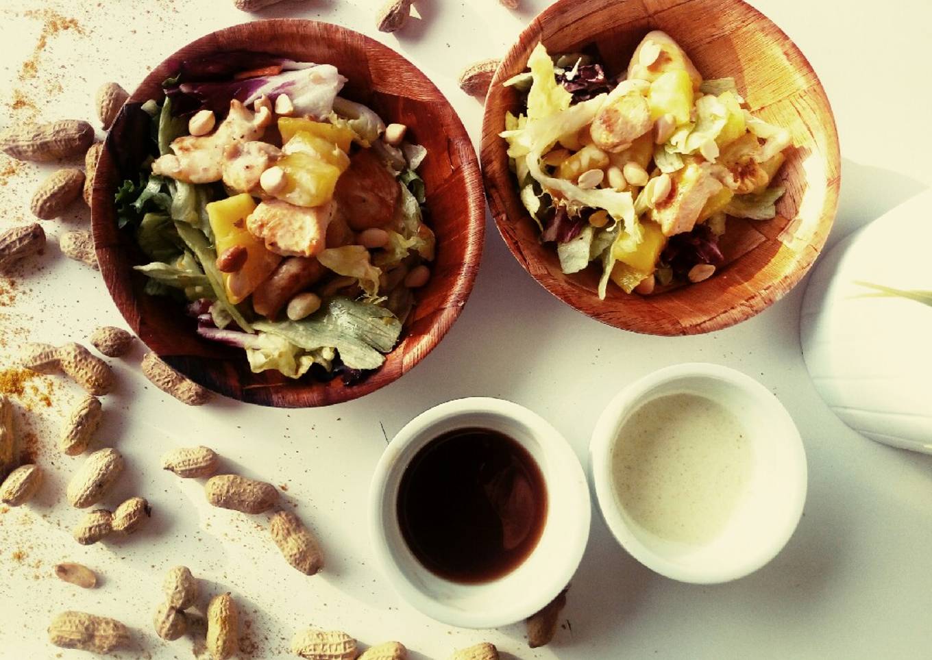 Ensalada de pollo y piña con doble salsa