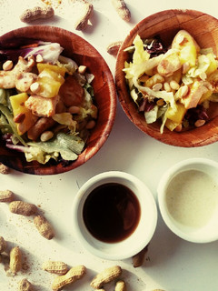 Una foto de Ensalada de pollo y piña con doble salsa