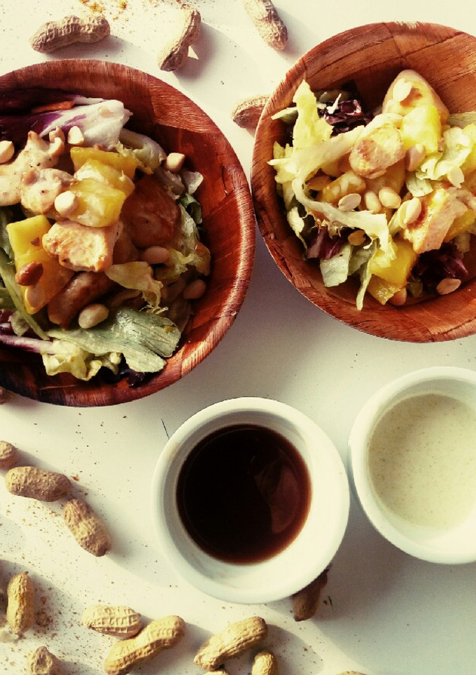 Una foto de Ensalada de pollo y piña con doble salsa