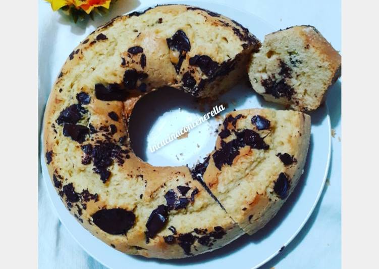 Ciambellone con pezzettoni di cioccolato fondente