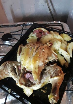 Una foto de Pollo dorado con trocitos de salchicha parrillera