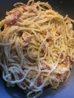 Una foto de Espaguetis a la carbonara sin nata🍝