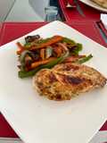Pollo a la plancha con base finas hierbas (papeles para cocción) acompañado de verduras salteadas