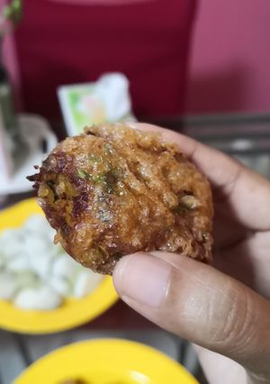 A picture of Fried Potato Balls (Begedil).