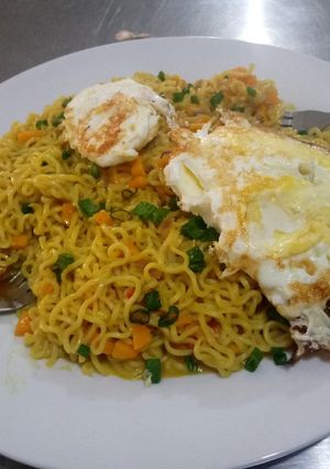 A picture of Indomie jollof.