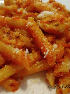 Una foto de Macarrones con pollo al tomillo