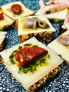 Una foto de Canapés caseros con pan keto de almendras