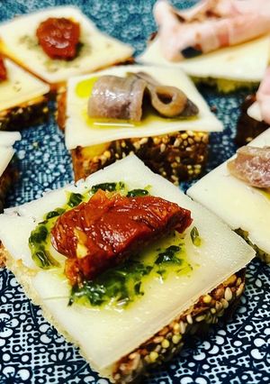 Foto principal de Canapés caseros con pan keto de almendras