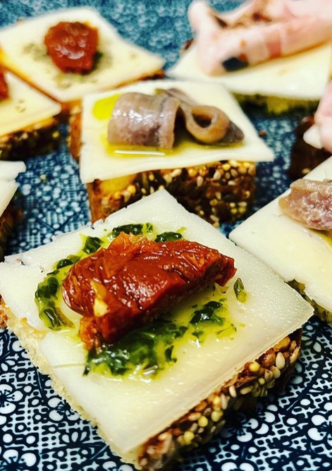 Una foto de Canapés caseros con pan keto de almendras