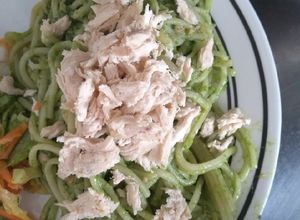 Una foto de Pasta a la espinaca con pollo