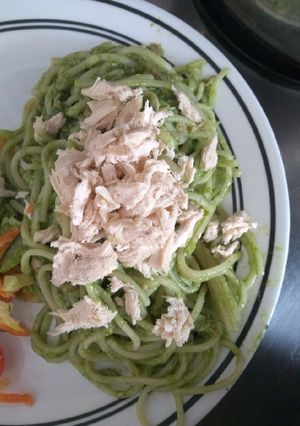 Una foto de Pasta a la espinaca con pollo