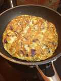 Tortilla de calabacín y cebolla morada, jugosa y ligera