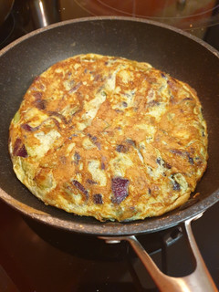 Una foto de Tortilla de calabacín y cebolla morada, jugosa y ligera