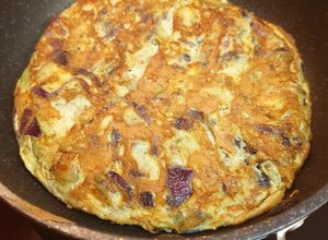 Foto principal de Tortilla de calabacín y cebolla morada, jugosa y ligera