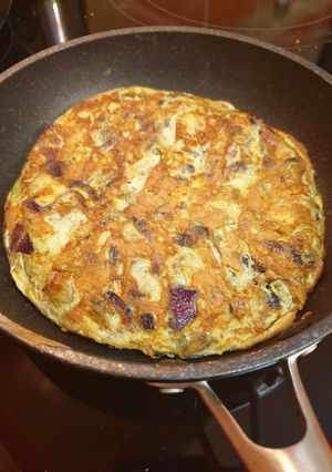 Foto principal de Tortilla de calabacín y cebolla morada, jugosa y ligera