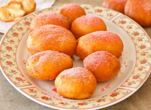 Une photo de Beignets fourrés à la crèmes pâtissière et saupoudrés de pralines roses