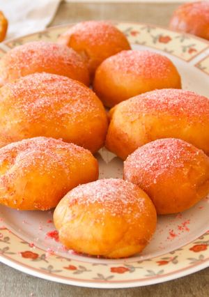 Une photo de Beignets fourrés à la crèmes pâtissière et saupoudrés de pralines roses