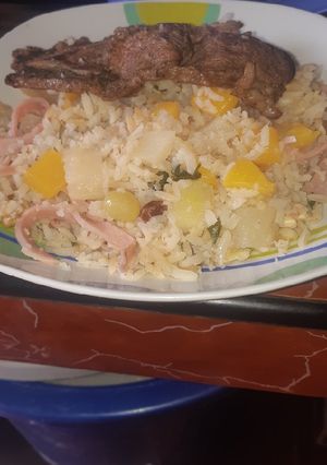 Una foto de Arroz con frutos secos y frutos frescos