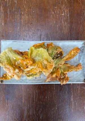 A picture of Fried pumpkin flower 🎃.