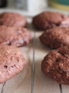 Una foto de Cookies veganas de chocolate, nueces y almendras