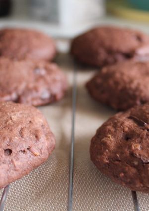 Una foto de Cookies veganas de chocolate, nueces y almendras