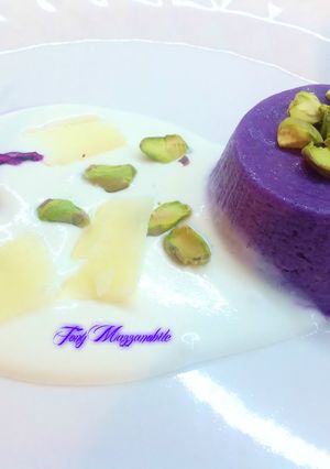 Foto di Flan di cavolo viola con pistacchi e salsa di yogurt