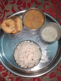 நெய் மணக்கும் வெண்பொங்கல்(ven pongal recipe in tamil) செய்முறை முக்கிய புகைப்படம்
