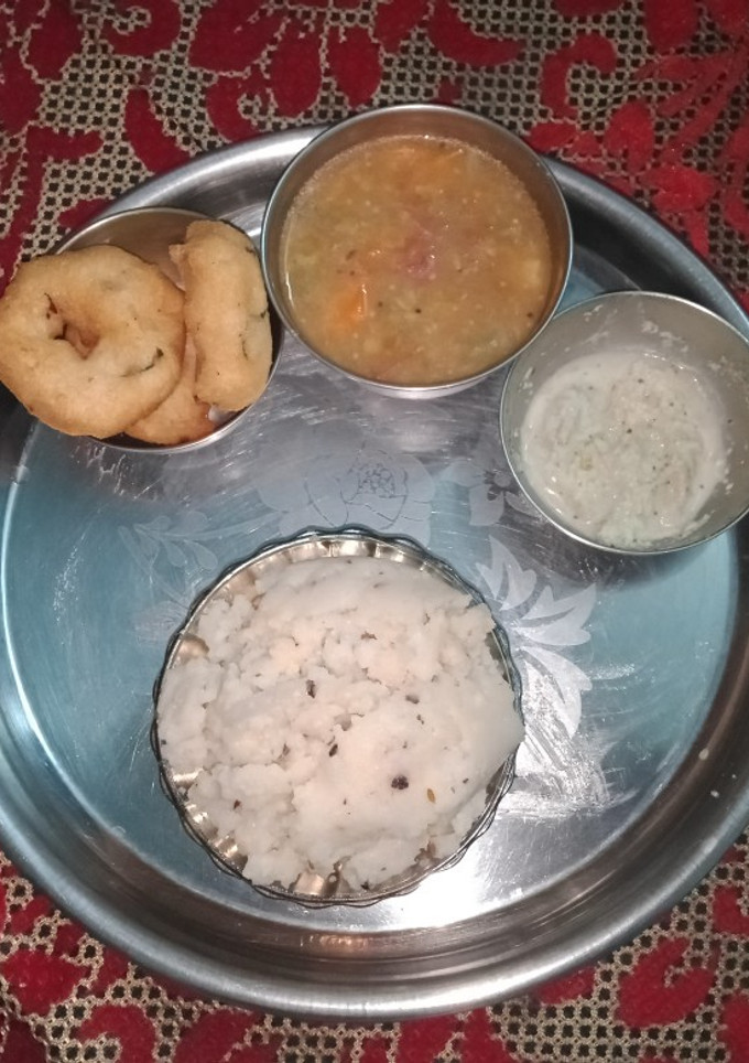 நெய் மணக்கும் வெண்பொங்கல்(ven pongal recipe in tamil) செய்முறை முக்கிய புகைப்படம்