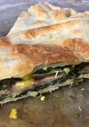 Una foto de Tarta de espinacas rellena de jamón queso y huevo