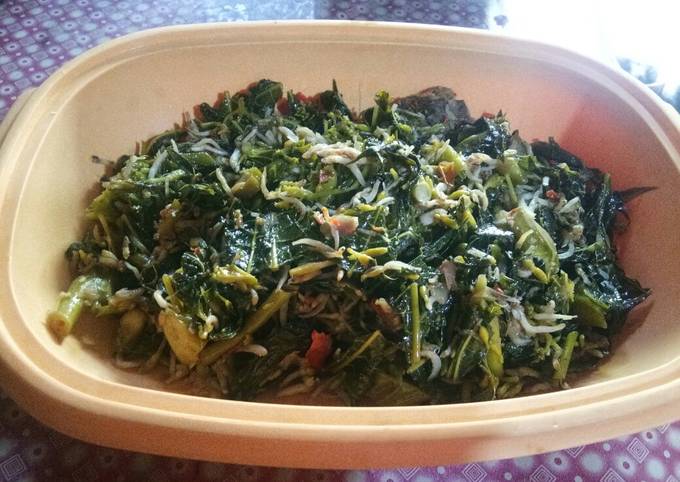 Bagaimana Menyiapkan Tumis daun pepaya dan teri yang Lezat Sekali