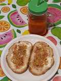 Tostadas con mantequilla, dulce de pétalos de amapola y polen