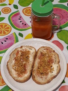 Una foto de Tostadas con mantequilla, dulce de pétalos de amapola y polen