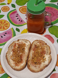 Una foto de Tostadas con mantequilla, dulce de pétalos de amapola y polen
