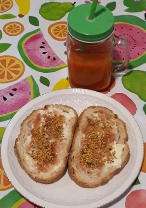 Una foto de Tostadas con mantequilla, dulce de pétalos de amapola y polen