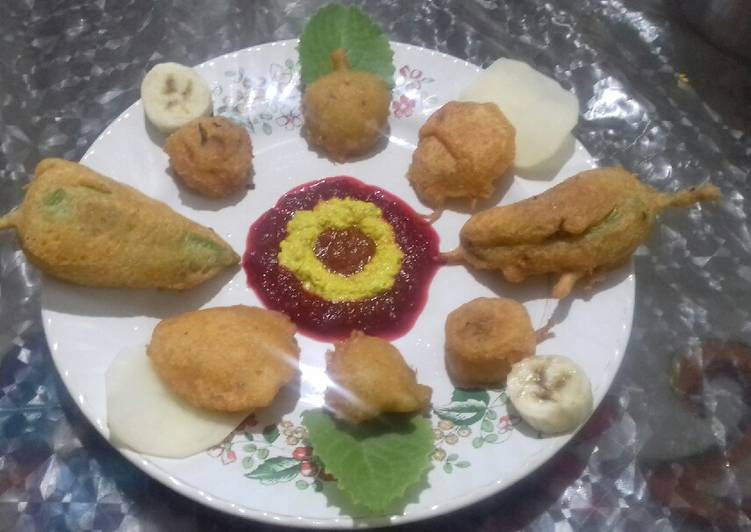 Mix bhajiya with tangy tomato chutney