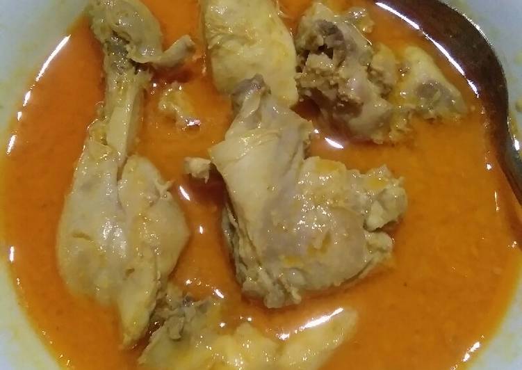 Opor Ayam bumbu kuning