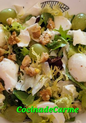 Una foto de Ensalada con uvas y queso