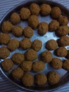 बेसन के लड्डू (besan ke ladoo recipe in Hindi) रेसिपी मुख्य फोटो