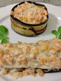 Una foto de Moussaka de batata con pasas y crema de anís con albaricoques