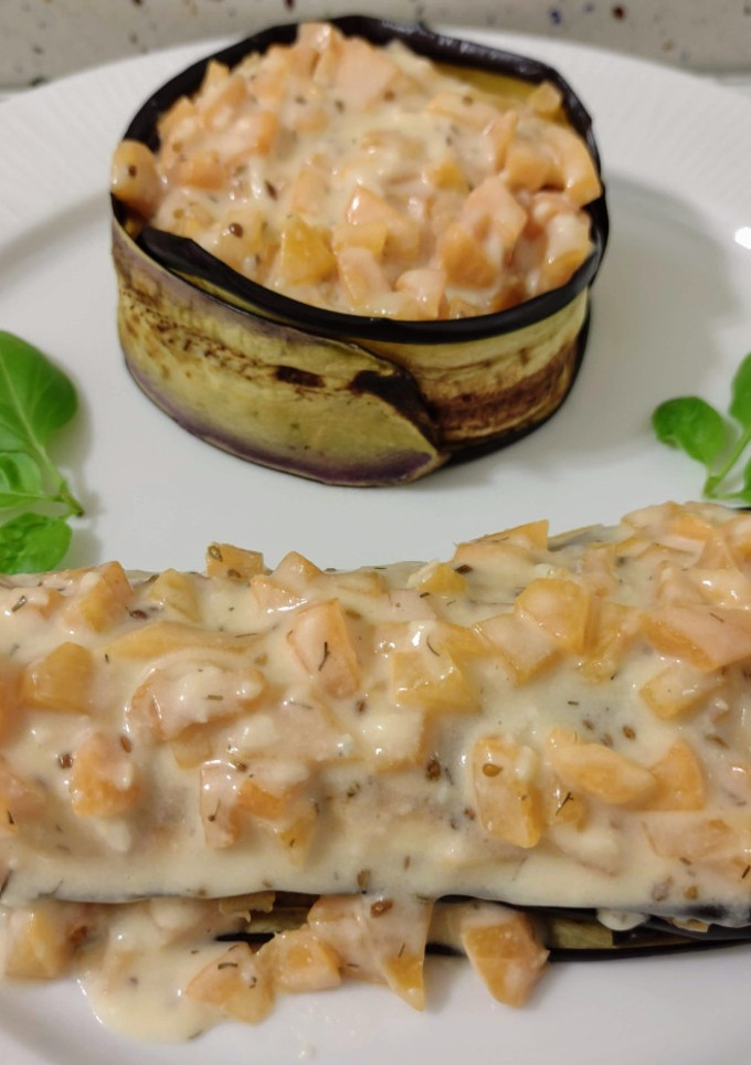 Una foto de Moussaka de batata con pasas y crema de anís con albaricoques