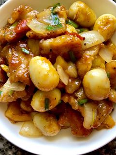 Hình của món Heo cút chiên giòn sốt chua ngọt.