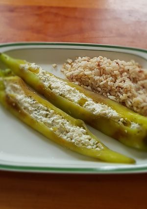 Una foto de Chiles cristal rellenos de requesón